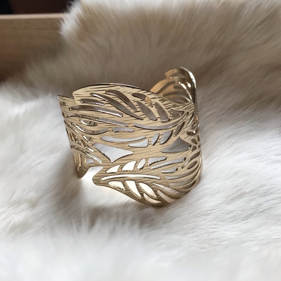 Yellow gold metal leaf cuff - Picture 1 of 2
